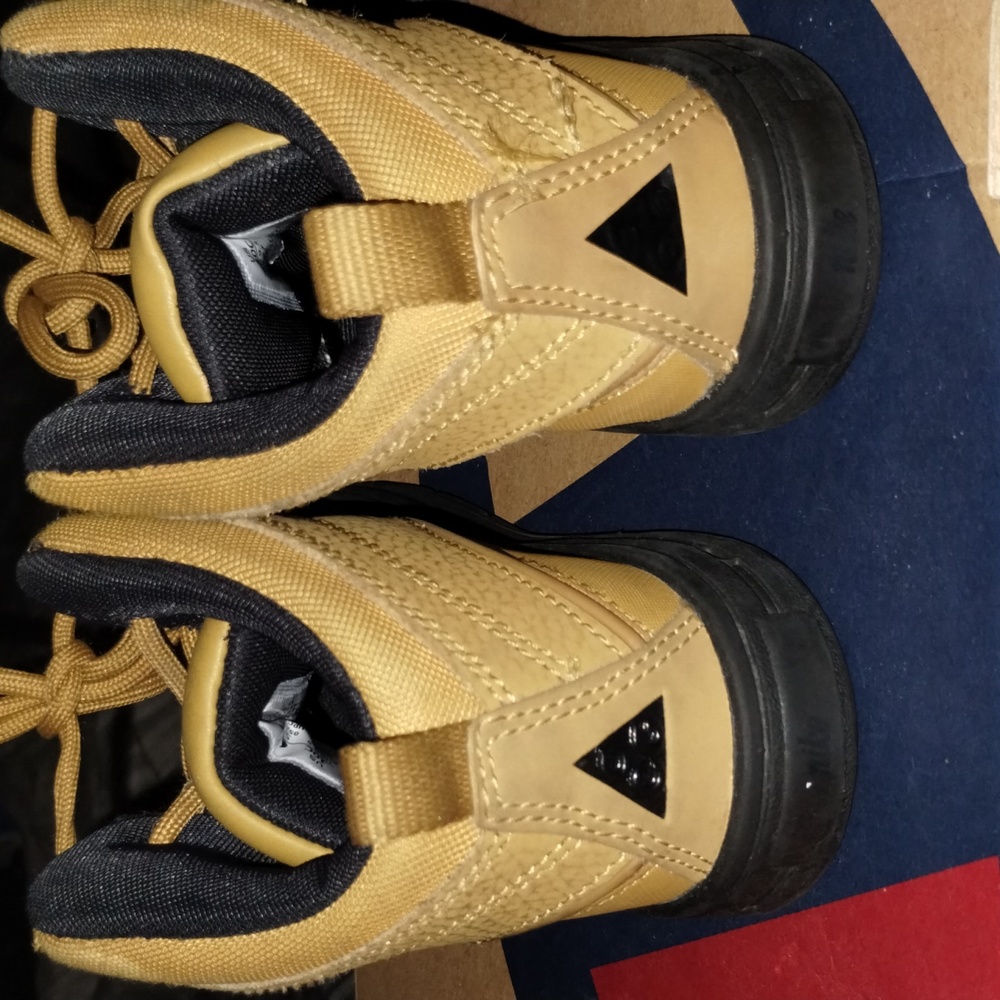 Shoes - Picture 3 of 8